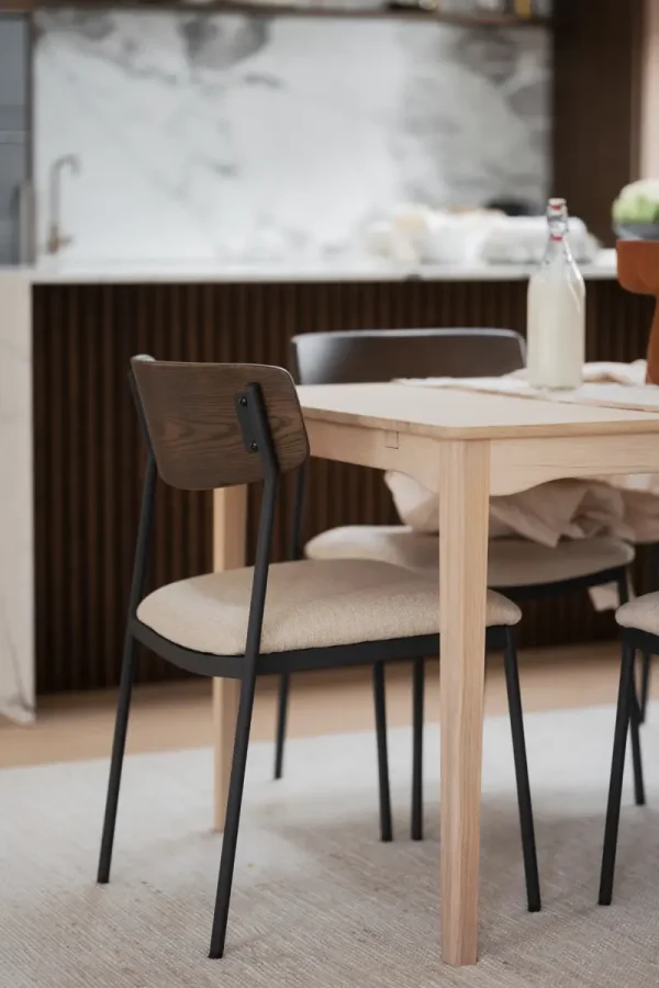 ROWICO Maymont spisestuestol, stablebar - lys beige stoff, brun eik og svart metall