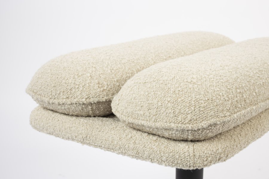 ZUIVER Tyler fotskammel, m. dreibar sokkel - hvit bouclé og svart stl (60x47)