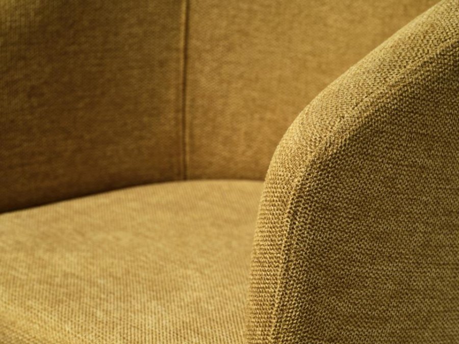 Easton spisebordstol, m. armlener - sennepsfarget stoff og sorte ben