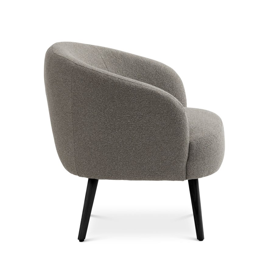 Conrad Loungesessel mit Armlehnen – pilzfarbener Polyesterstoff und schwarzes Eschenholz