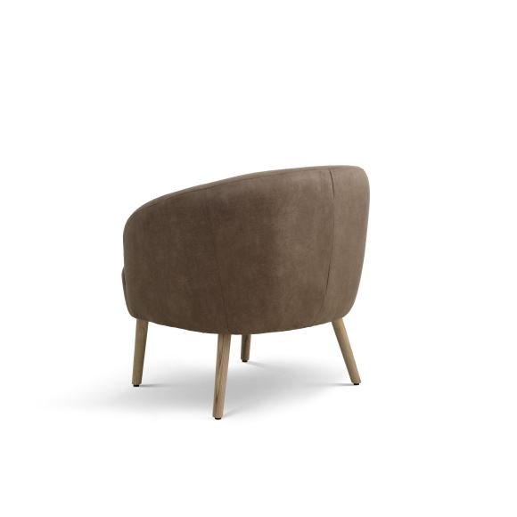 Conrad Loungesessel mit Armlehnen – Mandel-Mikroleder Bull und Naturholz