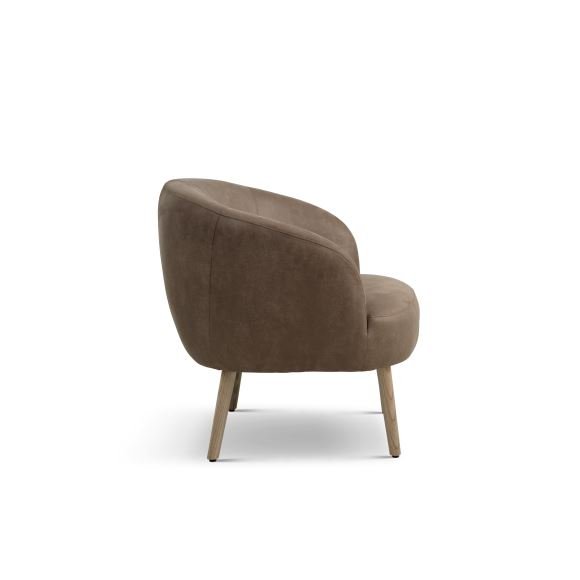 Conrad Loungesessel mit Armlehnen – Mandel-Mikroleder Bull und Naturholz