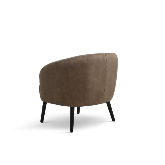 Conrad Loungesessel mit Armlehnen – Mandel-Mikroleder Bull und schwarzes Holz