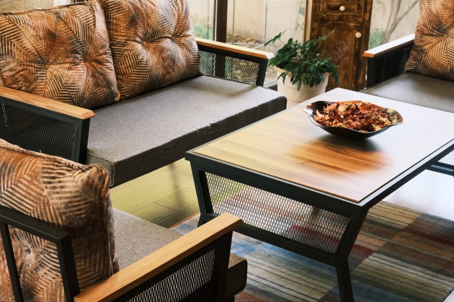 NORDVRK Mers utendrs loungesett, m. 2 stoler, 1 sofa, 1 bord, flerfargede puter - svart metall/tre