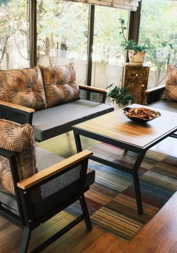 NORDVRK Mers utendrs loungesett, m. 2 stoler, 1 sofa, 1 bord, flerfargede puter - svart metall/tre