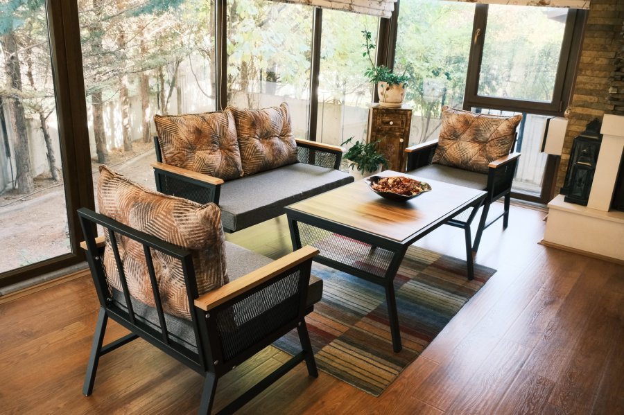 NORDVRK Mers utendrs loungesett, m. 2 stoler, 1 sofa, 1 bord, flerfargede puter - svart metall/tre