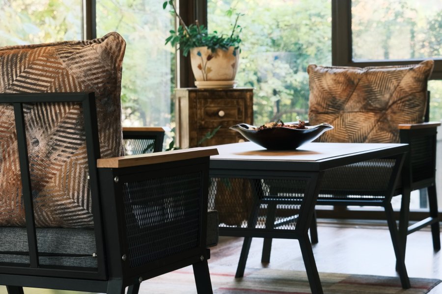 NORDVRK Mers utendrs loungesett, m. 2 stoler, 1 sofa, 1 bord, flerfargede puter - svart metall/tre