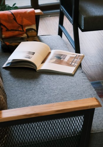 NORDVRK Mers utendrs loungesett, m. 2 stoler, 1 sofa, 1 bord, flerfargede puter - svart metall/tre