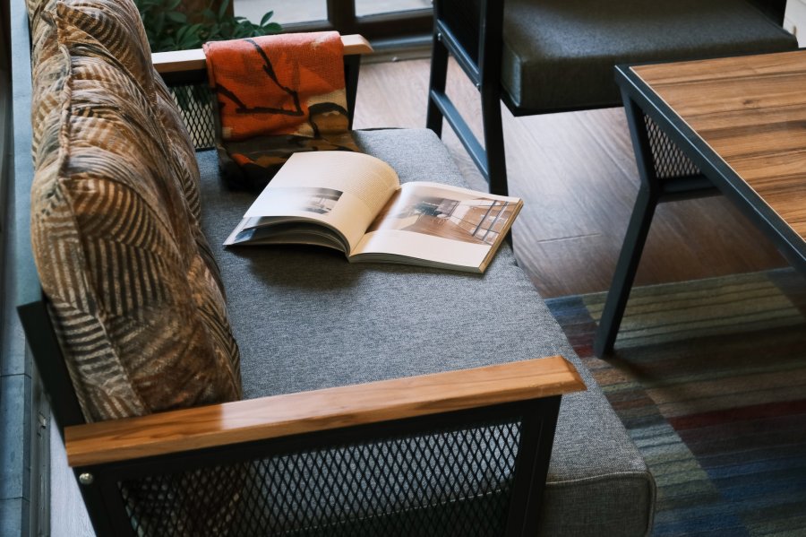 NORDVRK Mers utendrs loungesett, m. 2 stoler, 1 sofa, 1 bord, flerfargede puter - svart metall/tre