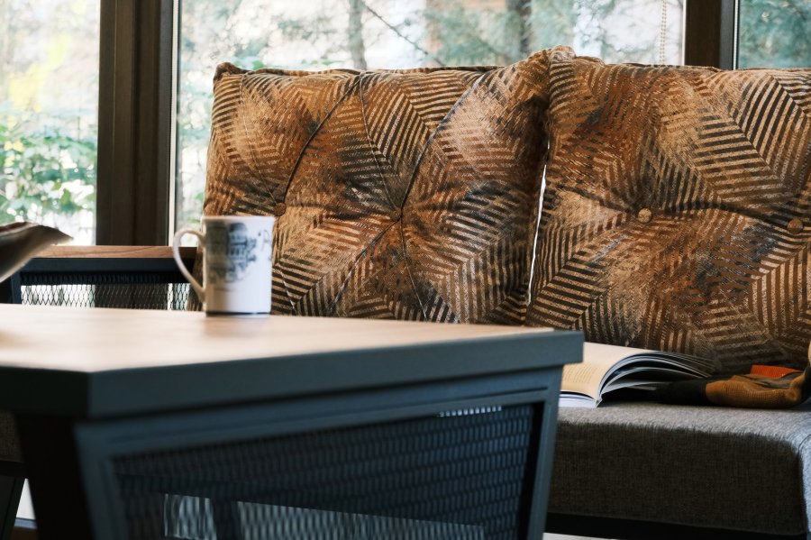 NORDVRK Mers utendrs loungesett, m. 2 stoler, 1 sofa, 1 bord, flerfargede puter - svart metall/tre