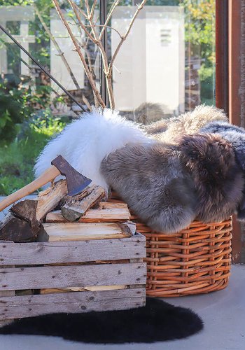 HOUSE NORDIC lammeskinn - brunt, ekte New Zealand-skinn (85x50)