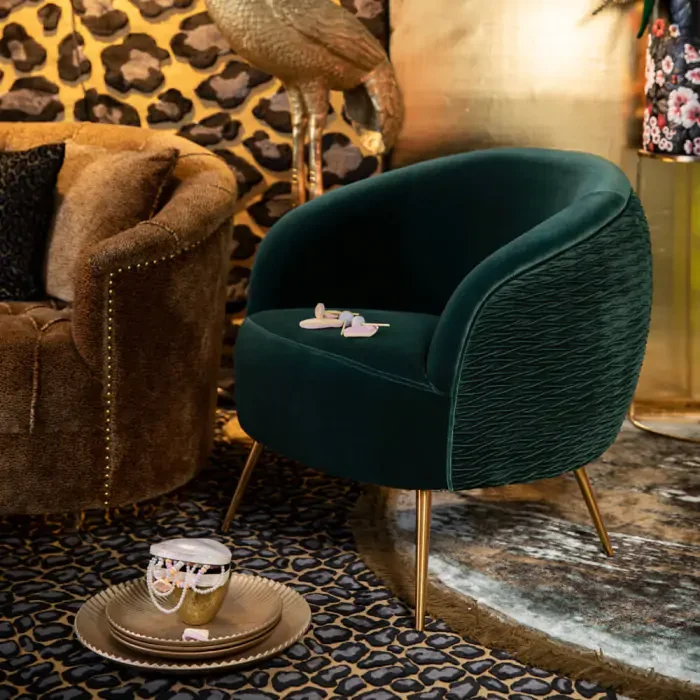 BOLD MONKEY So Curvy Loungesessel mit Armlehnen – dunkelgrüner Polyestersamt und goldener Stahl