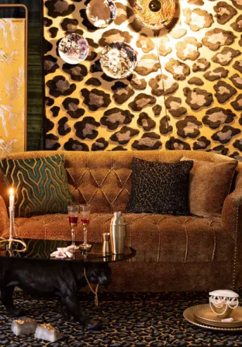 BOLD MONKEY „Too Pretty To Sit On“-Panther-Sofa, mit Nieten – brauner Samtstoff mit Panther-Print/Messingstahl