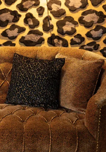 BOLD MONKEY „Too Pretty To Sit On“-Panther-Sofa, mit Nieten – brauner Samtstoff mit Panther-Print/Messingstahl