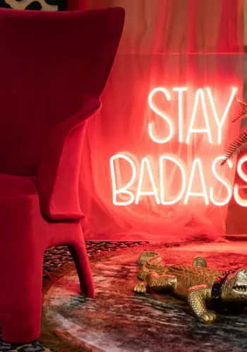 BOLD MONKEY Stay Badass LED-Neonlichtschild, quadratisch – rotes PVC und Acryl (80 x 80)