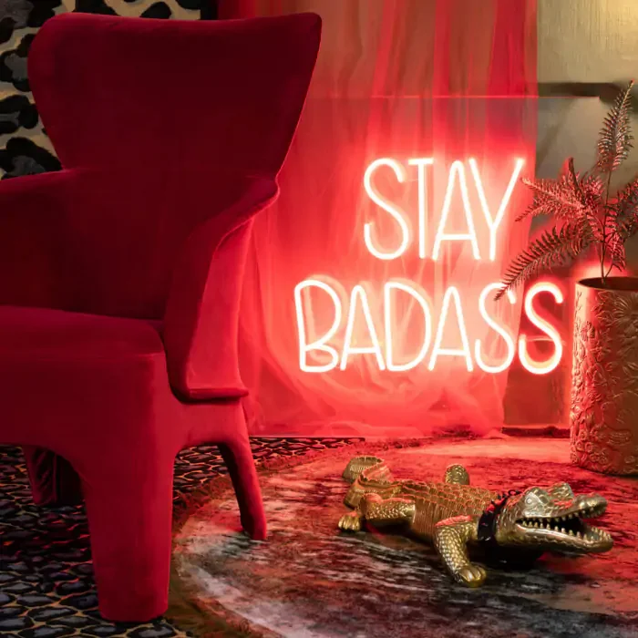 BOLD MONKEY Stay Badass LED-Neonlichtschild, quadratisch – rotes PVC und Acryl (80 x 80)
