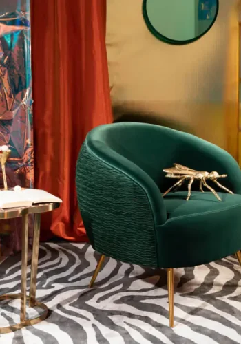 BOLD MONKEY So Curvy Loungesessel mit Armlehnen – dunkelgrüner Polyestersamt und goldener Stahl