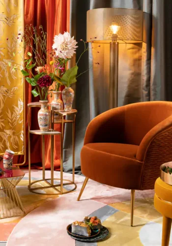 BOLD MONKEY So Curvy Loungesessel, mit Armlehnen – orangefarbener Samtpolyester und goldener Stahl