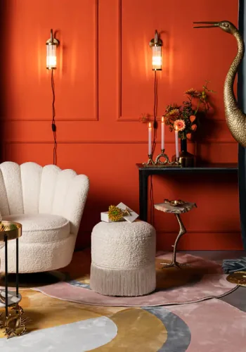 BOLD MONKEY Mother Of All Shells Drehstuhl, mit Armlehnen – weißer Teddybärstoff, Polyester und goldener Stahl