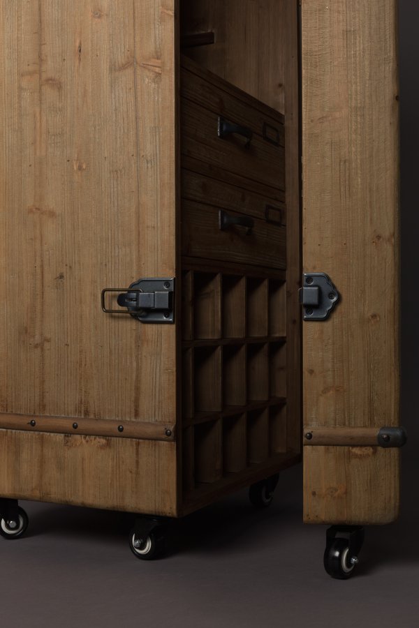DUTCHBONE Lico Weinschrank, m. 1 Tür, 2 Schubladen, Rädern und Platz für Gläser und Flaschen – braunes Holz und Eisen