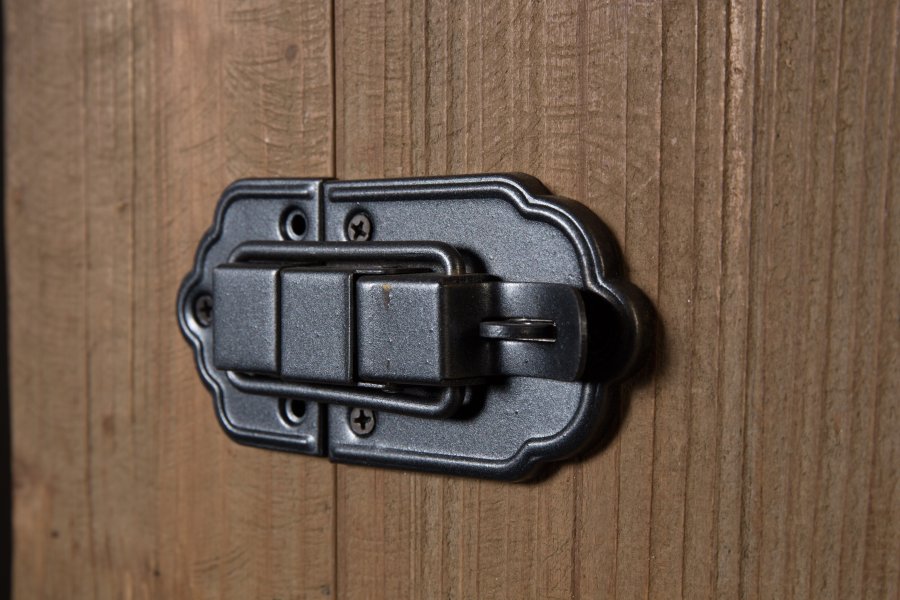 DUTCHBONE Lico Weinschrank, m. 1 Tür, 2 Schubladen, Rädern und Platz für Gläser und Flaschen – braunes Holz und Eisen