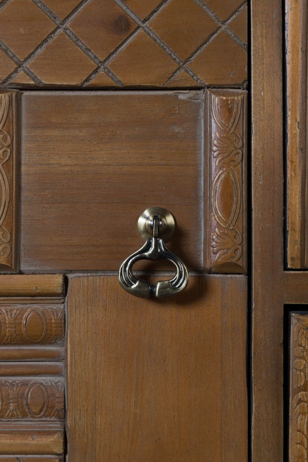 DUTCHBONE Jove Schrank, m. 2 Türen und 8 Schubladen – braune Kiefer und Eisen