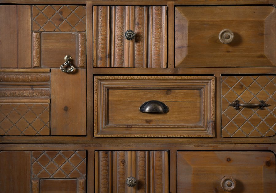 DUTCHBONE Jove Schrank, m. 2 Türen und 8 Schubladen – braune Kiefer und Eisen