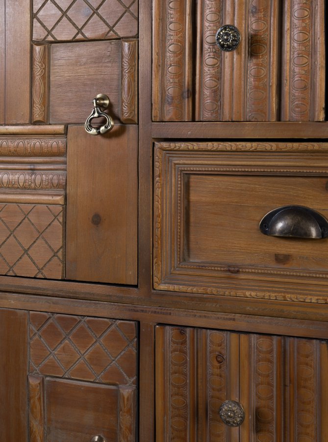 DUTCHBONE Jove Schrank, m. 2 Türen und 8 Schubladen – braune Kiefer und Eisen