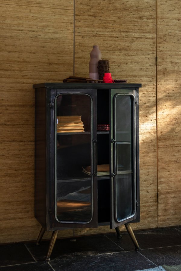 DUTCHBONE Denza vitrineskap, m. 2 glassdrer og 2 hyller - svart jern