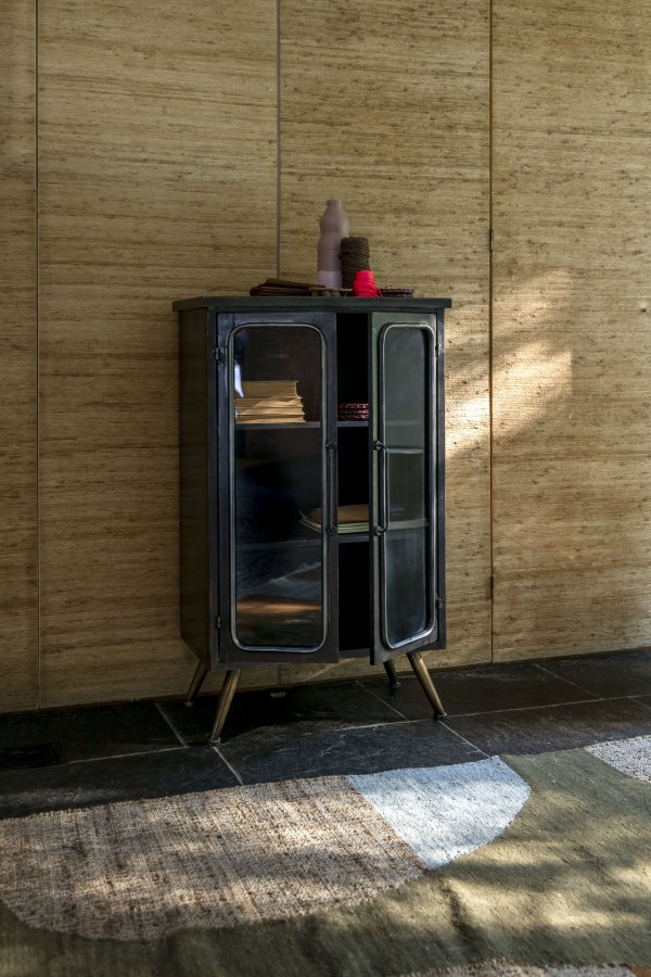 DUTCHBONE Denza vitrineskap, m. 2 glassdrer og 2 hyller - svart jern