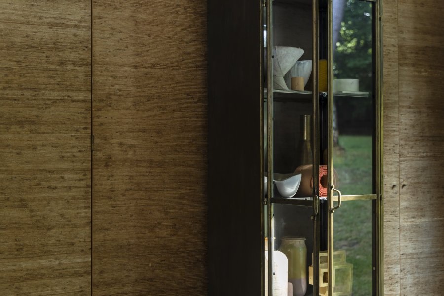 DUTCHBONE Gertlush Vitrine, m. 2 Glastüren und Regalen - Goldeisen