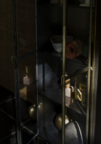 DUTCHBONE Gertlush Vitrine, m. 2 Glastüren und Regalen - Goldeisen