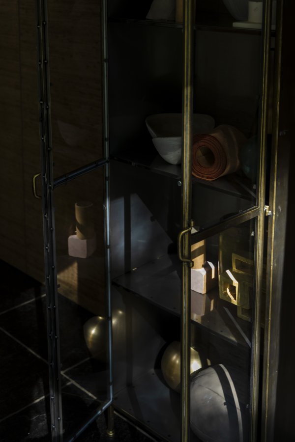 DUTCHBONE Gertlush Vitrine, m. 2 Glastüren und Regalen - Goldeisen