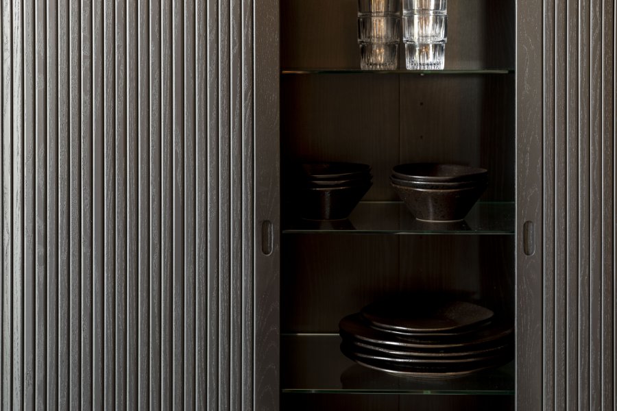 ZUIVER Barbierskap, m. 2 skyvedrer - svart eikefiner og gummitre