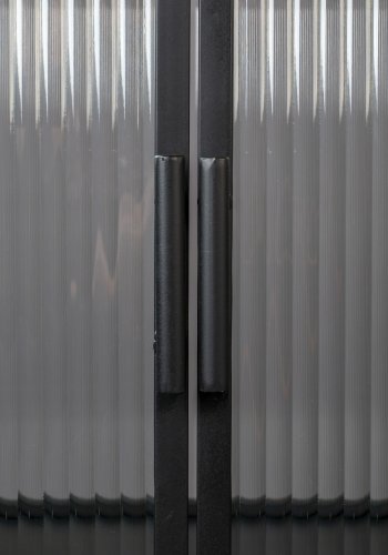 DUTCHBONE Wohnzimmerschrank S, mit 2 Türen und Regalen – Glas und schwarzes Eisen