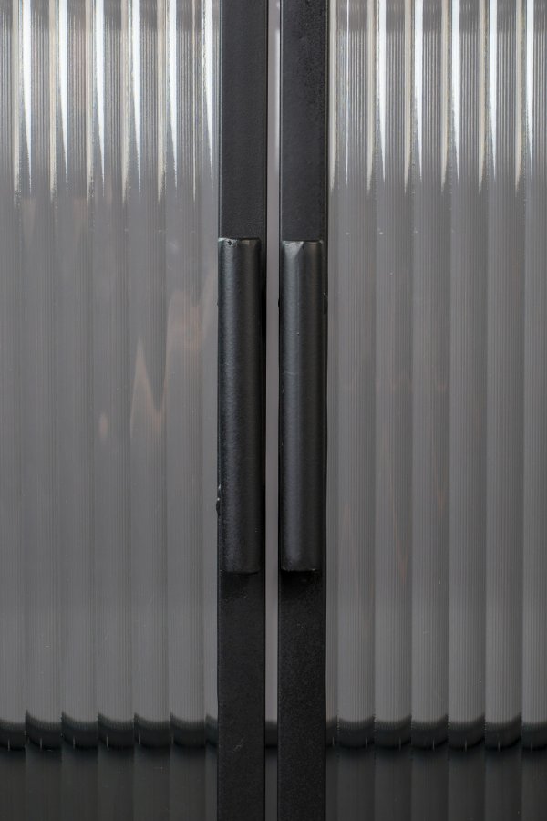 DUTCHBONE Wohnzimmerschrank S, mit 2 Türen und Regalen – Glas und schwarzes Eisen