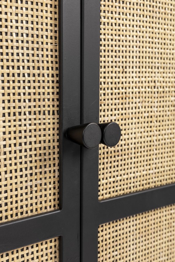 WHITE LABEL LIVING Guuji Low skab, m. 2 lger, hylde - rattan og sort jern