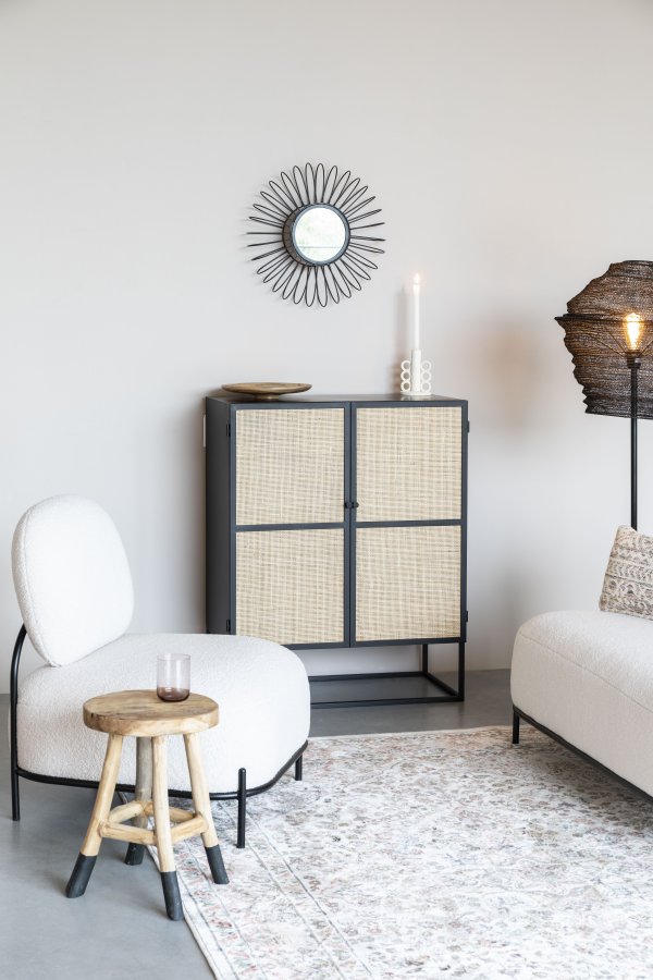 WHITE LABEL LIVING Guuji Low skab, m. 2 lger, hylde - rattan og sort jern