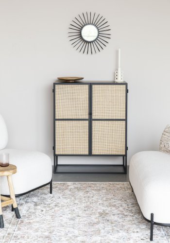 WHITE LABEL LIVING Guuji Low skab, m. 2 lger, hylde - rattan og sort jern