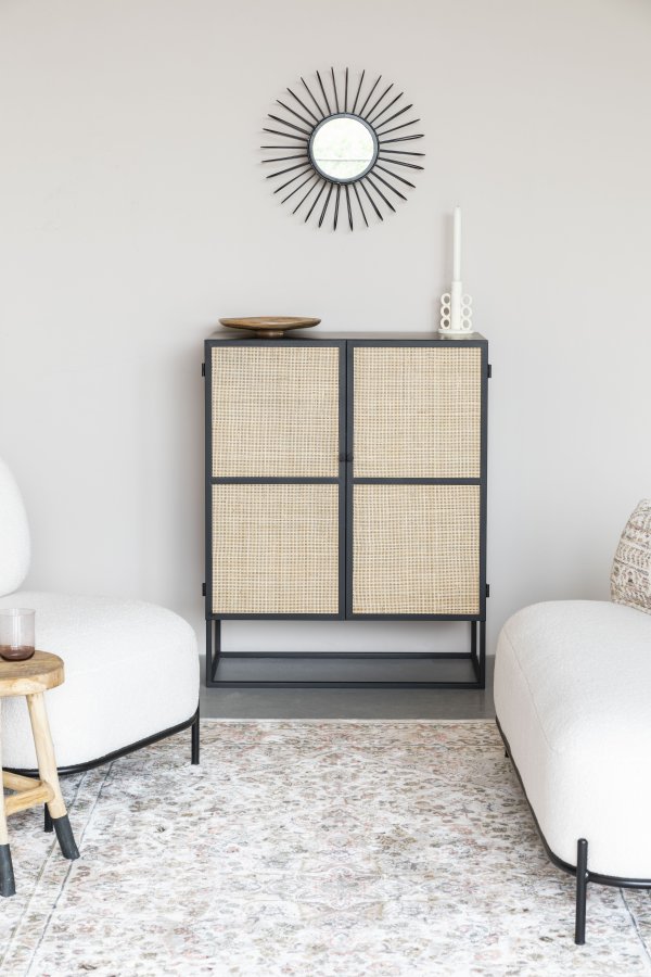 WHITE LABEL LIVING Guuji Low skab, m. 2 lger, hylde - rattan og sort jern