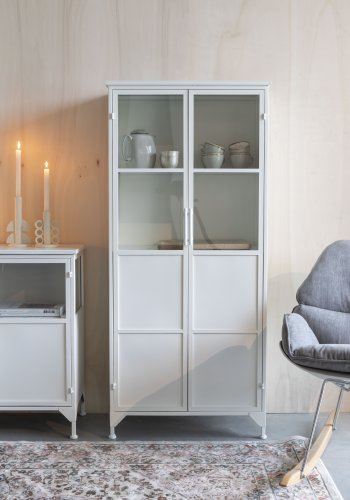 WHITE LABEL LIVING Miya Hyt vitrineskap, m. 2 drer og hyller - glass og hvitt jern