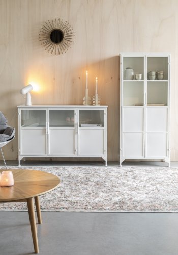 WHITE LABEL LIVING Miya Lavt vitrineskap, m. 3 drer og hyller - glass og hvitt jern