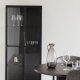 WHITE LABEL LIVING Rob L vitrineskap, m. 2 drer og 3 hyller - glass og sort jern