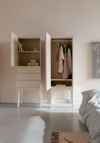 ZUIVER juniskap, m. 1 nettingdr, 1 hylle og 3 skuffer - beige metall og tre