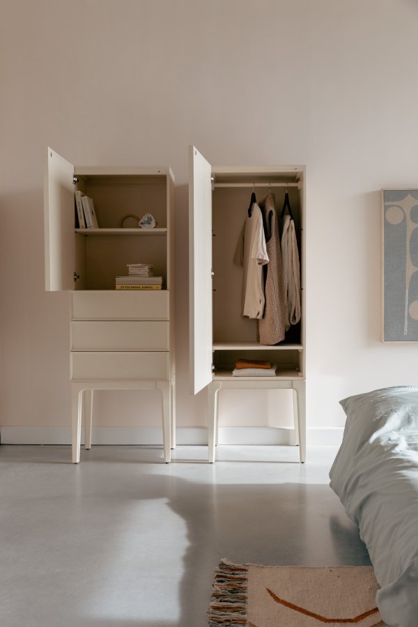 ZUIVER juniskap, m. 1 nettingdr, 1 hylle og 3 skuffer - beige metall og tre