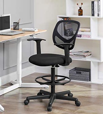 SONGMICS kontorstol, med armlener og justerbar hyde og fotsttte - sort plast og polyester mesh stoff