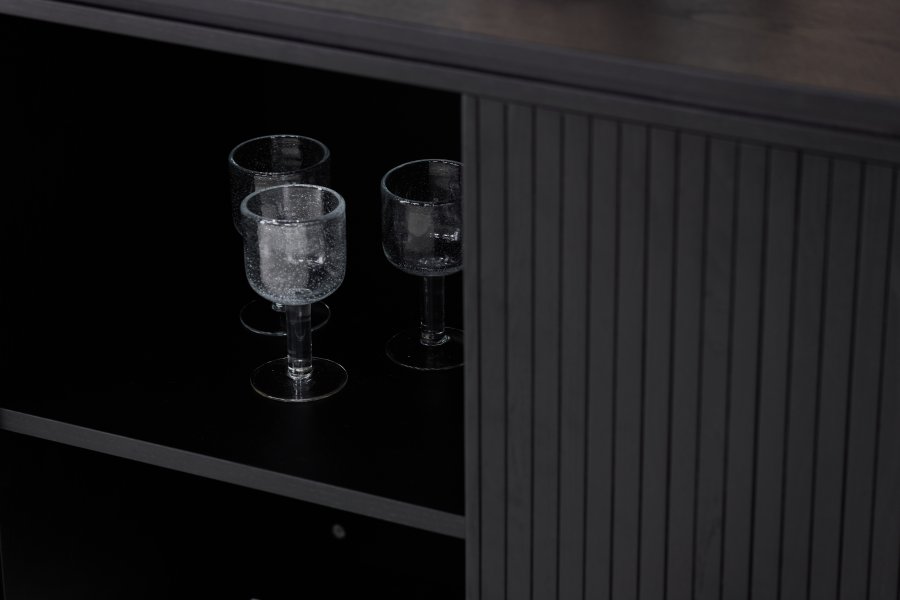 VIND KOLLEKSJON Fjllbacka skjenk, m. 2 drer og hyller - svart eikefiner/MDF (160x48)