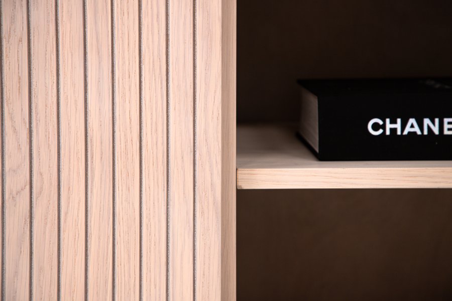 VIND KOLLEKSJON Björkön skjenk, m. 3 drer og 2 hyller - hvitkalket finer og sort stl (150x42)