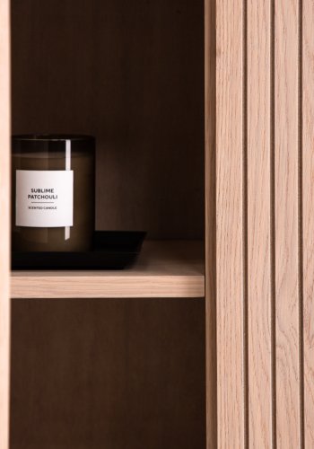 VIND KOLLEKSJON Bjrkn Hyskap, m. 2 drer og 3 hyller - hvitkalket finer og sort stl