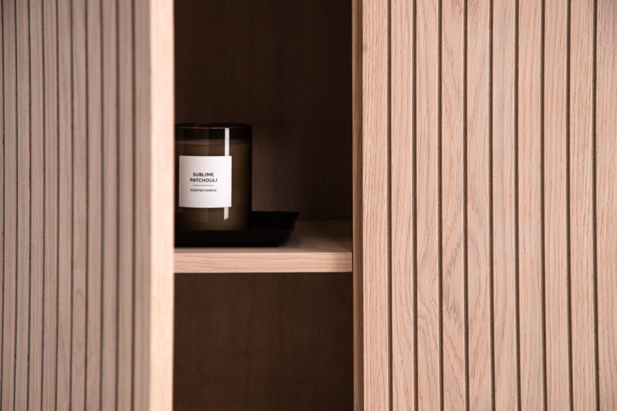 VIND KOLLEKSJON Bjrkn Hyskap, m. 2 drer og 3 hyller - hvitkalket finer og sort stl